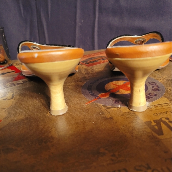 CABRIZI Black Patent Leather Kitten Heel Sandal - Picture 5 of 10